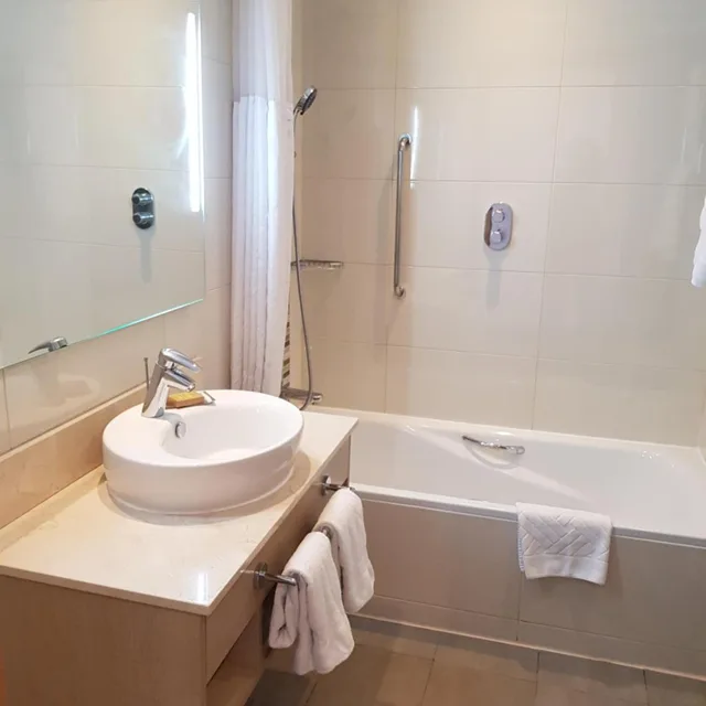 غرفة عائلية بسرير كوين مع أريكة، Hilton Garden Inn Tanger City Center 6/7