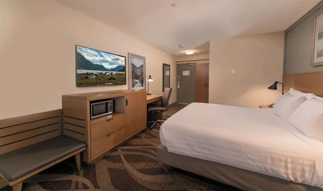 غرفة قياسية بسرير كينج مع أريكة يُسمح فيها بالحيوانات الأليفة، Prestige Hudson Bay Lodge & Conference Centre, WorldHotels 2/4