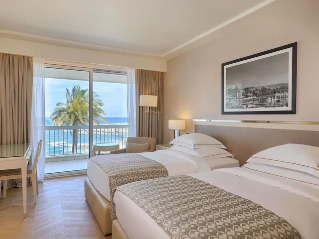 غرفة تنفيذية بسريرين منفصلين بإطلالة على البحر، Movenpick Hotel Beirut 2/9