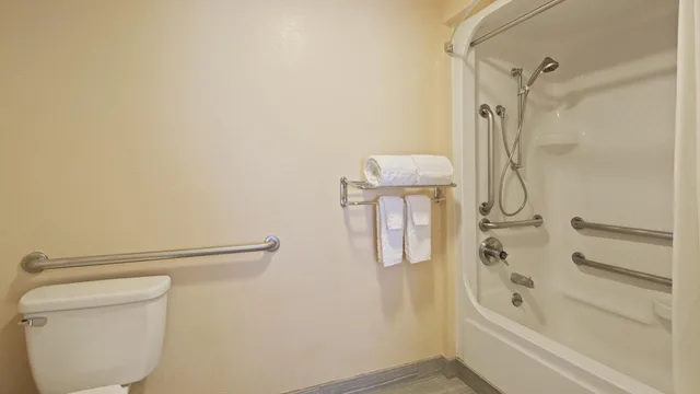 غرفة بسرير كينج بحوض استحمام لذوي الإعاقة، Best Western Mountainbrook Inn 4/5