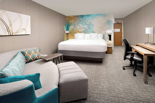 غرفة بسرير كينج بإطلالة على الفناء بشرفة لذوي الإعاقة، Courtyard Portland Hillsboro 1/4