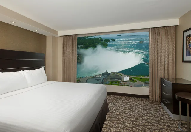 Room, King Bed, Partial Falls View, Sofa، Embassy Suites By Hilton Niagara Falls Fallsview 2/5