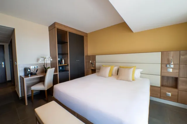 Privilege, Sea View, Hotel Port Toga 1/3