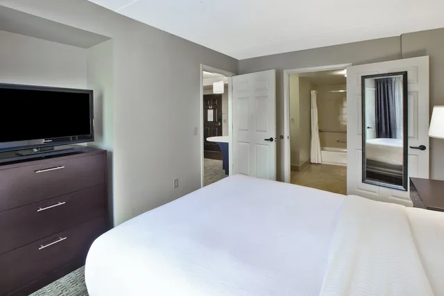 2 Bedrooms, Suite, 1 King and 2 Double Beds, Kitchen, Staybridge Suites Cleveland Mayfield Heights Beachwood 3/6