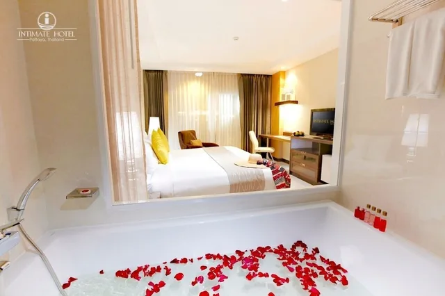 Deluxe Room, Intimate Hotel 8/10