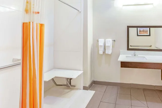 غرفة ديلوكس بسرير كينج لذوي الإعاقة، La Quinta Inn Suites Luling 2/3