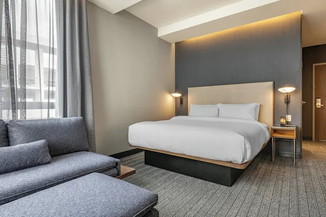 غرفة ركنية بسرير كينج مع أريكة، Courtyard by Marriott Fort Lauderdale Downtown 1/3