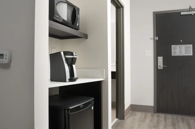 غرفة قياسية بسريرين كوين لذوي الإعاقة، HOLIDAY INN EXPRESS & SUITES NORTH BRUNSWICK 8/8