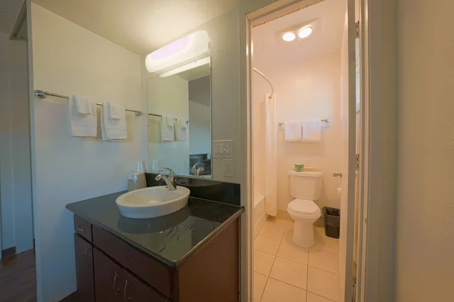 غرفة بريميوم بسرير كوين بمطبخ صغير، Travelodge Inn & Suites by Wyndham Saint Helens OR 3/6