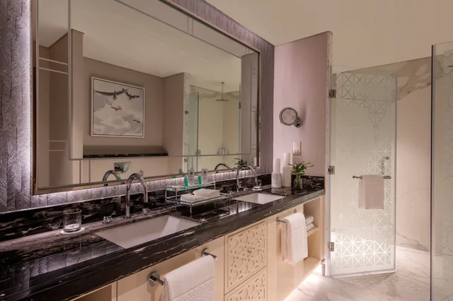 جناح بانورامي بسريرين مزدوجين بإطلالة على البحر بشرفة بغرفتي نوم، The St. Regis Marsa Arabia Island, The Pearl Qatar 10/10
