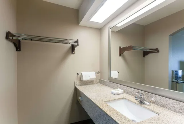 غرفة قياسية بسريرين كوين للمدخنين، Super 8 By Wyndham Clarksville Northeast 5/7