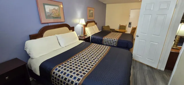 Suite, 1 King and 2 Double Beds, Rodeway Inn & Suites Blythe I-10, CA 12/18