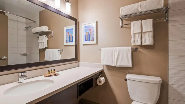 غرفة تنفيذية بسرير كينج، Best Western Plus Calgary Centre Inn 5/6