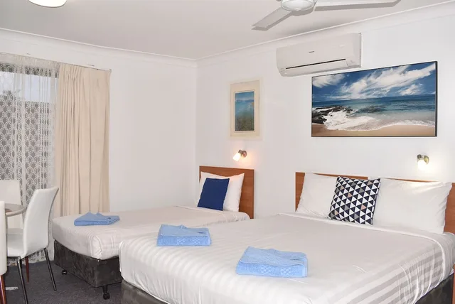 غرفة أساسية بسرير كوين وسرير فردي، Port O Call Motel 1/2