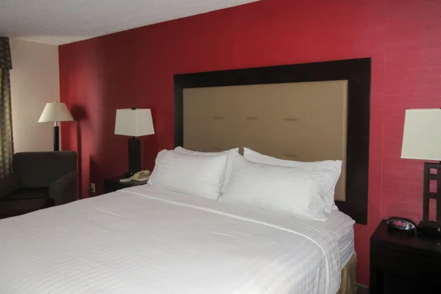 غرفة بسرير كينج، Comfort Inn Kendallville East, IN 1/1