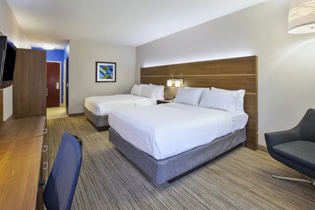 غرفة قياسية بسريرين كوين، Holiday Inn Express Hotel And Suites Cincinnati Northeast Milford 3/6