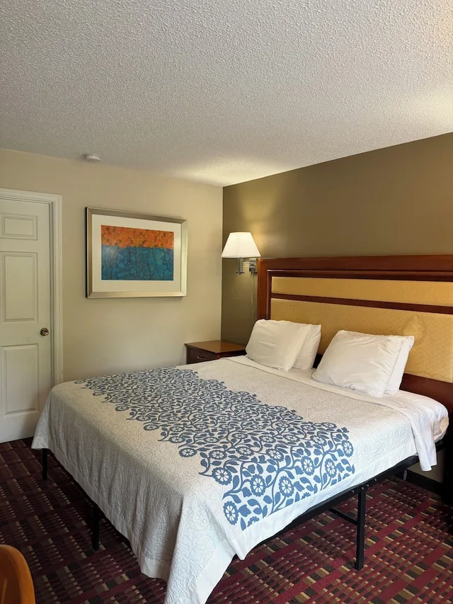 غرفة قياسية بسرير كينج للمدخنين، Peach Tree Inn 1/9