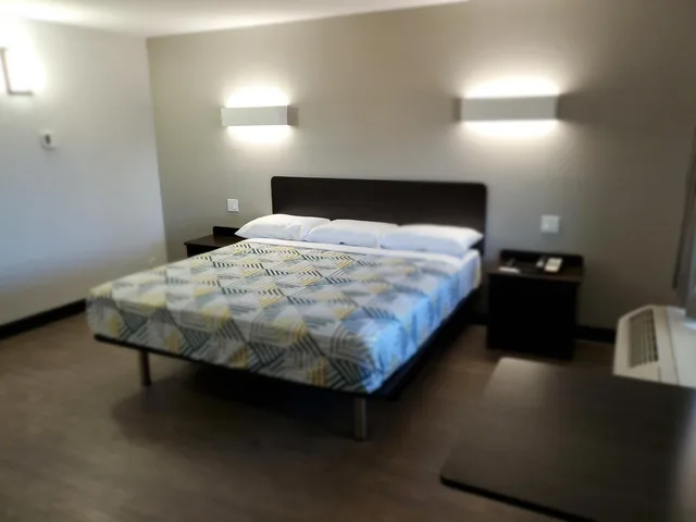 Deluxe, King Bed, Motel6 Show Low, AZ 5/10