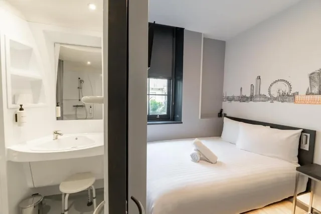 غرفة بسرير مزدوج لذوي الإعاقة، easyHotel London Victoria 4/6
