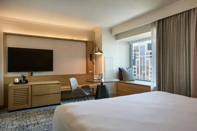 Guest Room, King Bed, City View, Low Floor, Sheraton Grand Sacramento 3/8