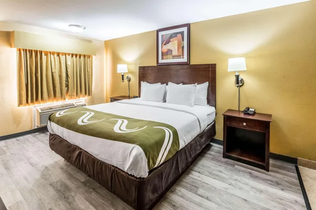 غرفة بسرير كينج لذوي الإعاقة، Quality Inn Corsicana, TX 1/2