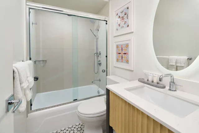 جناح بسرير كوين وسرير مزدوج بغرفتي نوم مع أريكة، Outrigger Waikiki Paradise 1/1