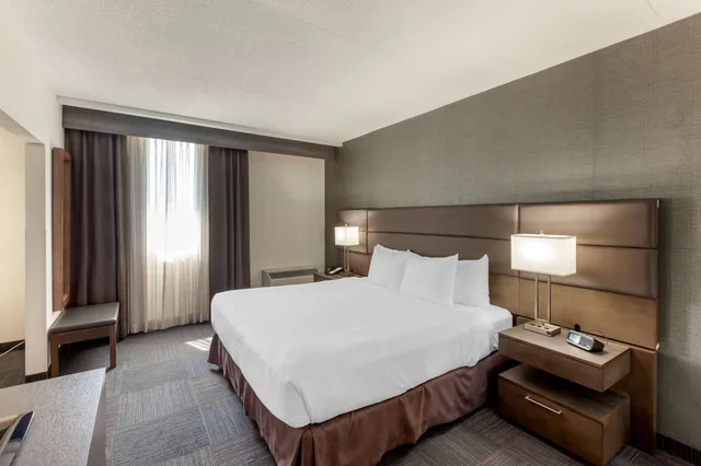 جناح بسرير كينج بمنطقة جلوس بحوض جاكوزي، Best Western Plus Toronto Airport Hotel 3/9