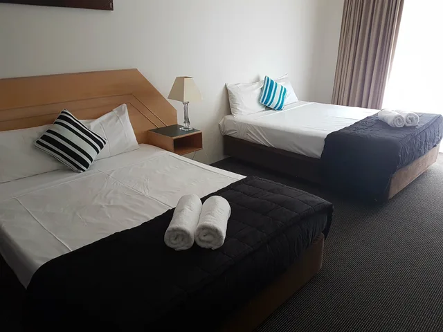 Family, 1 Single and 2 Queen Beds، Outrigger Resort 4/7