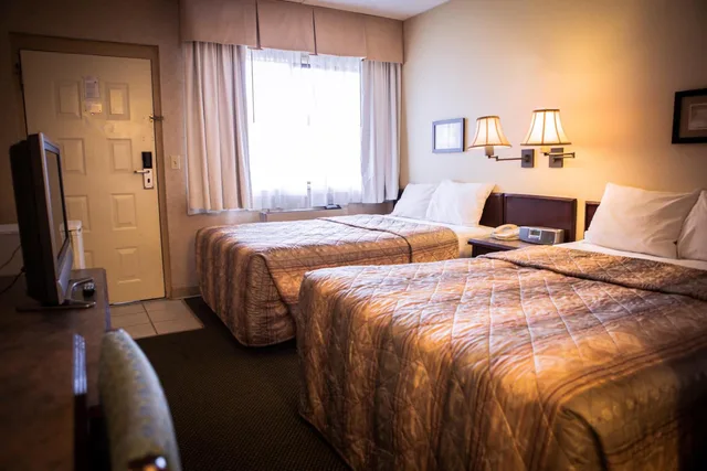 غرفة بسريرين مزدوجين، Langley Hwy Hotel 1/3