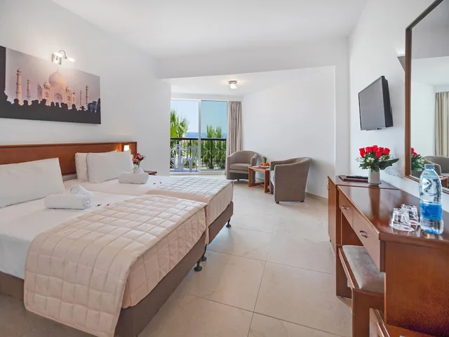 غرفة قياسية بسريرين منفصلين بشرفة بإطلالة جزئية على البحر، Avlida Hotel 2/6