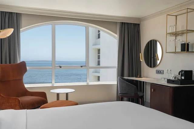 جناح جونيور بسرير كينج بإطلالة على البحر بشرفة، Radisson Collection Hotel, Waterfront Cape Town 2/4