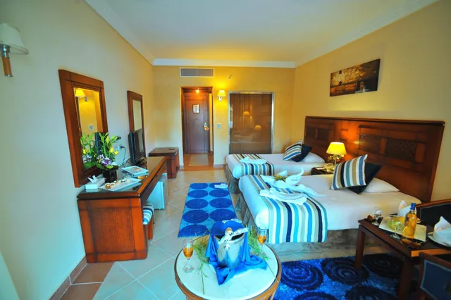 غرفة ديلوكس ثلاثية بإطلالة على البحر، Edge Rotana Sea Beach 1/4