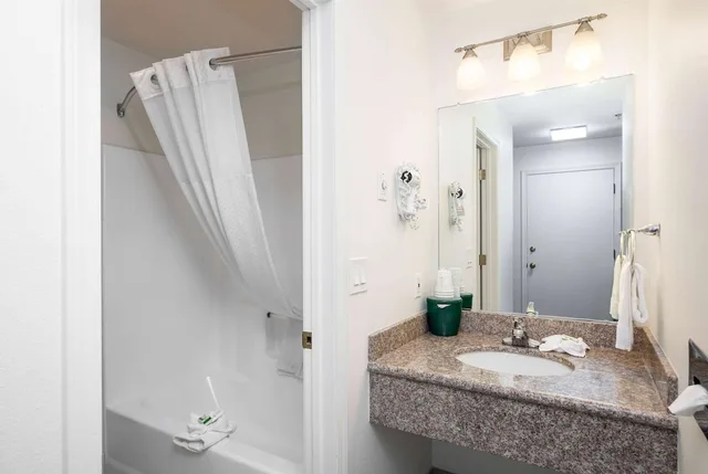غرفة بسرير كينج، Baymont By Wyndham Bellingham 8/8