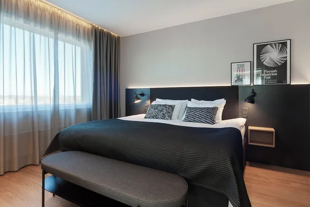 جناح بسرير كينج بغرفة نوم واحدة بمنطقة جلوس، Holiday Inn Helsinki Expo Ex Holiday Inn Helsinki Exhibition Convention Centre 1/2