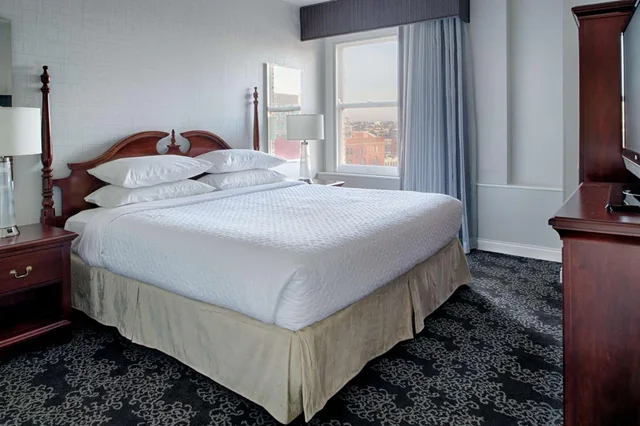 جناح بسرير كينج بغرفة نوم واحدة مع أريكة، Embassy Suites By Hilton Portland Downtown 1/4