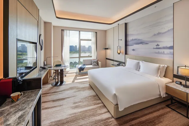 غرفة تنفيذية بسرير كينج بإطلالة على البحيرة مع دخول الصالة، Pullman Suzhou Taicang 2/5