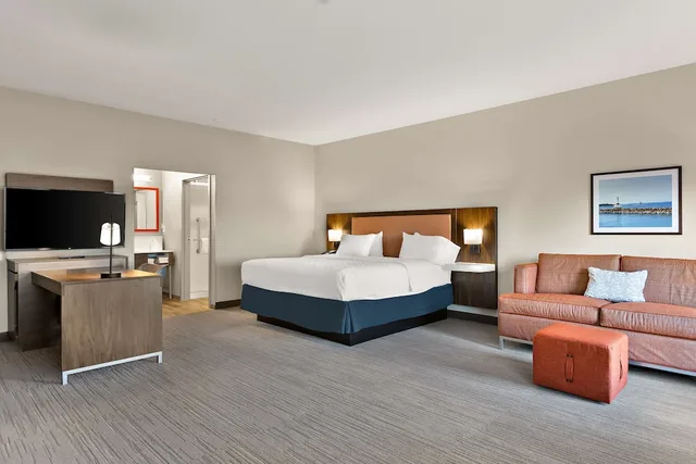 جناح عائلي بسرير كينج وسرير بطابقين بشرفة مع أريكة، Hampton Inn & Suites by Hilton Petoskey 3/4