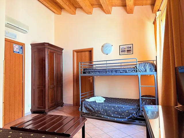 غرفة اقتصادية رباعية بسرير مزدوج وسرير بطابقين بإطلالة على الفناء، Hotel Archimede Ortigia 2/3