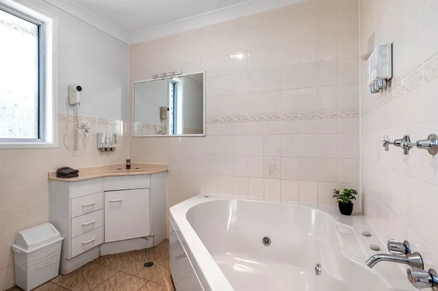 Spa, Standard, King Bed, Jetted Tub، Leichhardt Motor Inn 4/4