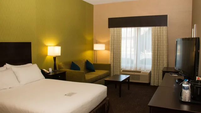غرفة قياسية بسرير كوين مع أريكة، Holiday Inn Express Hotel Suites Saginaw 1/2