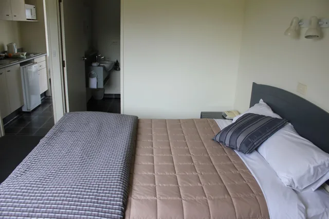 Spa, Family, Suite, Queen and Twin Beds, Ground Floor، Baycourt Lakefront Motel 6/9