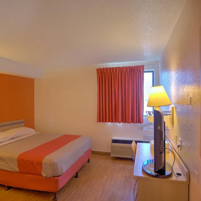Room, Queen Bed, Accessible, Motel6 Council Bluffs, IA - Omaha East 2/10