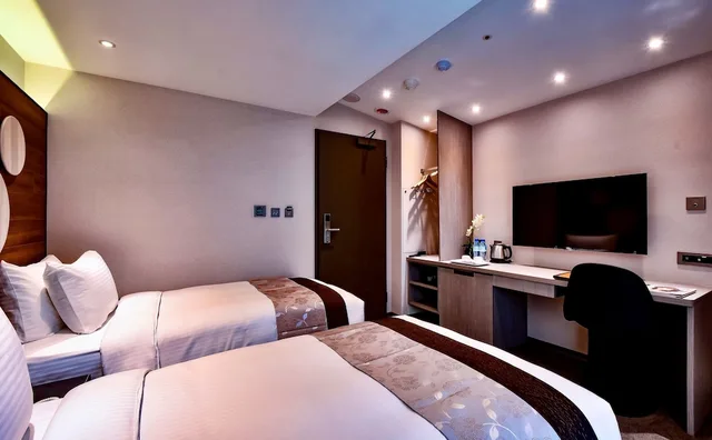غرفة قياسية بسريرين منفصلين، Green World Hotel Songshan 1/5