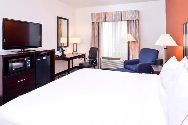 غرفة بسرير كينج، Holiday Inn Express Hotel And Suites Greenfield 1/3