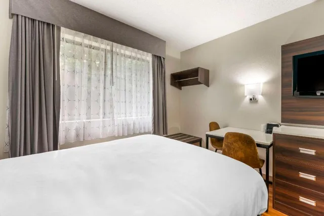 Efficiency, 2 Double Beds، Suburban Studios LaVale-Cumberland 1/10