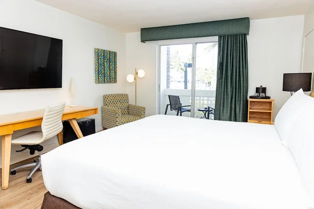 غرفة سوبيريور بسرير كينج بشرفة، Palm Tree Club Miami Hotel 2/6