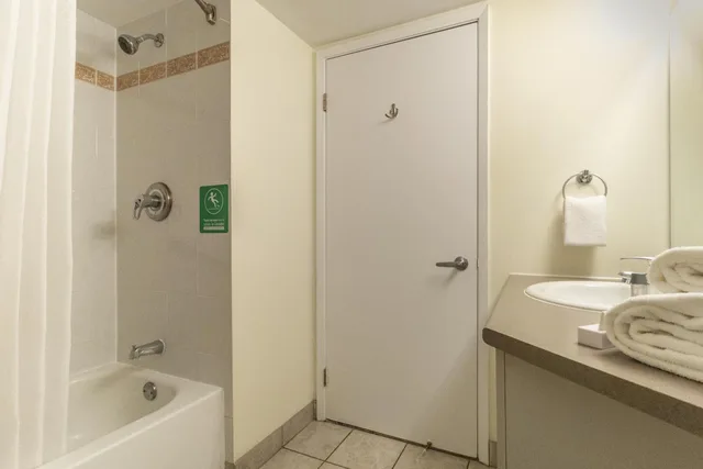 Studio, King Bed, 2 Queen Beds, Hotel Faubourg Montreal 5/6