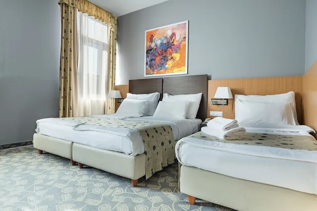 غرفة سوبيريور ثلاثية بسريرين كينج وسرير فردي بشرفة، Museum Hotel Budapest 2/10