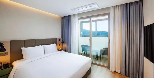 غرفة ديلوكس بسرير كوين بإطلالة على المدينة، Citadines Connect Hari Busan 1/4