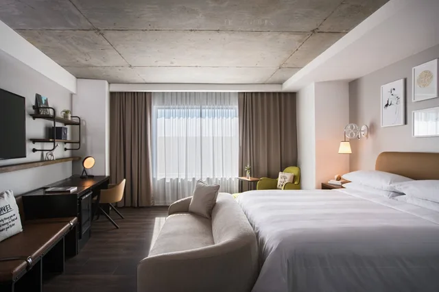 غرفة بسرير كينج لذوي الإعاقة، RENAISSANCE ATLANTA AIRPORT GATEWAY HOTEL 1/5